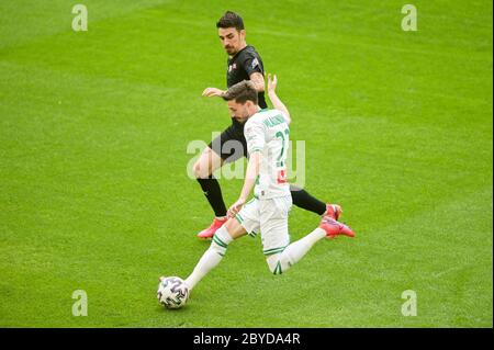 Sergiu Hanca von Krakau (L) und Filip Mladenovic von Lechia (R) sind während des polnischen Ekstraklasa-Spiels zwischen Lechia Danzig und Krakau im Stadion Energa in Aktion.(Endstand; Lechia Danzig 1:3 Krakovia) Stockfoto