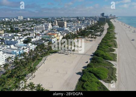 Luftaufnahme von South Beach und Lummus Park in Miami Beach, Florida, wo Coronavirus Beach, Hotel, Park und Restaurant am sonnigen Morgen geschlossen sind.