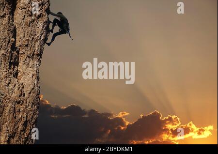 Kletterer bei Sonnenuntergang auf dem Felsen Stockfoto