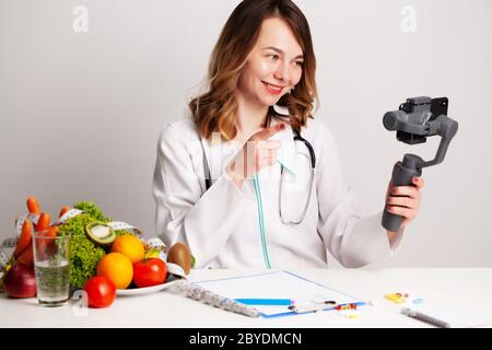 Ein junger Ernährungsberater in einem Beratungszimmer schreibt einen Blog über Gewichtsverlust und gesunde Ernährung Stockfoto