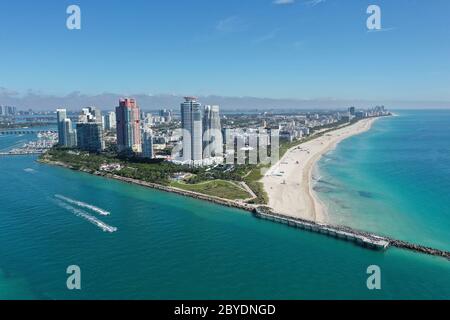 Luftaufnahme des South Pointe Park und South Beach in Miami Beach, Florida mit Port Miami und der Skyline von Miami im Hintergrund. Stockfoto