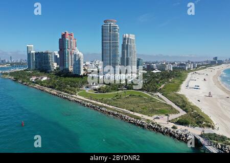 Luftaufnahme des South Pointe Park und South Beach in Miami Beach, Florida mit Port Miami und der Skyline von Miami im Hintergrund. Stockfoto