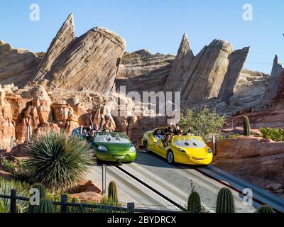 ANAHEIM, KALIFORNIEN - 2. Dezember 2016 - Radiator Springs Racers in Cars Land in California Abenteuer im Disneyland Resort Stockfoto