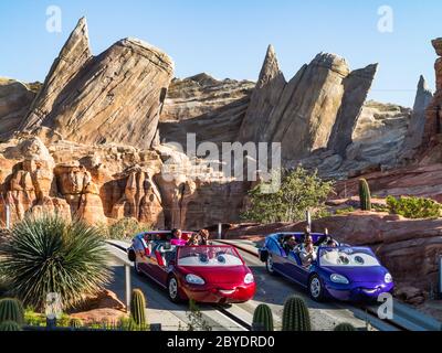 ANAHEIM, KALIFORNIEN - 2. Dezember 2016 - Radiator Springs Racers in Cars Land in California Abenteuer im Disneyland Resort Stockfoto