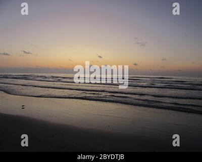 Sonnenaufgang und Ebbe auf Padre Island in Texas, Golf von Mexiko, Packery Channel Jetty, Corpus Christi, Konzept für Strandleben, Reisen, exotische Orte Stockfoto
