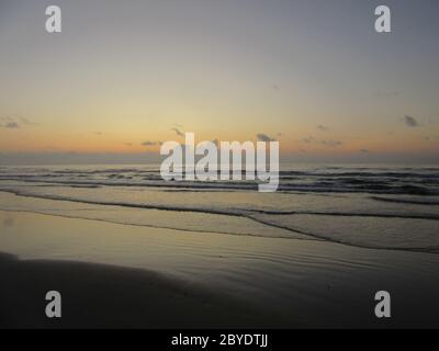 Sonnenaufgang und Ebbe auf Padre Island in Texas, Golf von Mexiko, Packery Channel Jetty, Corpus Christi, Konzept für Strandleben, Reisen, exotische Orte Stockfoto