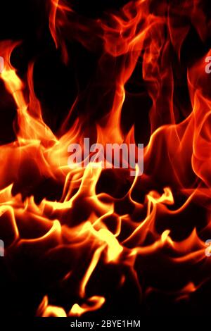 Feuer Flammen mit Reflexion auf schwarzem Hintergrund Stockfoto