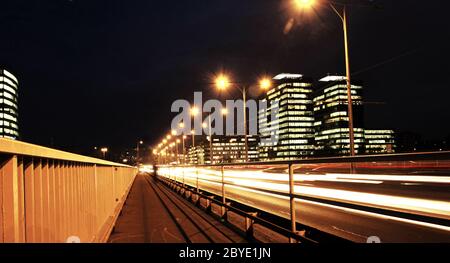 Schnell fahrende Autos in der Nacht - Ungarn Stockfoto