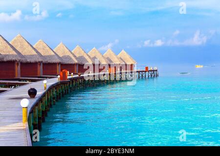 Malediven. Eine hölzerne Straße über Meer Stockfoto