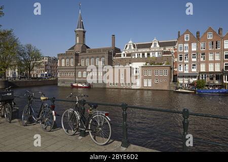 Amsterdam, Niederlande - Polizeiwache mit Turm an der Nassaukade Stockfoto