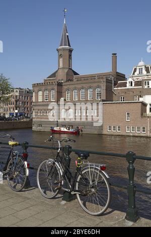 Amsterdam, Niederlande - Polizeiwache mit Turm an der Nassaukade Stockfoto