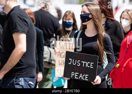 Bialystok, Polen. Juni 2020. Eine Frau hält ein Plakat, das No Justice No Peace während der Demonstration sagt.der Tod von George Floyd, während in der Obhut der Minneapolis-Polizei hat Proteste in den Vereinigten Staaten ausgelöst, sowie Demonstrationen der Solidarität auf der ganzen Welt. Kredit: Mikolaj Barbanell/SOPA Images/ZUMA Wire/Alamy Live News Stockfoto