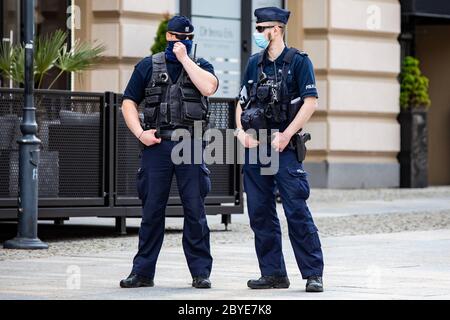 Bialystok, Polen. Juni 2020. Polizeibeamte stehen während der Demonstration in Alarmbereitschaft.der Tod von George Floyd, während in der Obhut der Minneapolis-Polizei hat Proteste in den Vereinigten Staaten sowie Demonstrationen der Solidarität auf der ganzen Welt ausgelöst. Kredit: Mikolaj Barbanell/SOPA Images/ZUMA Wire/Alamy Live News Stockfoto