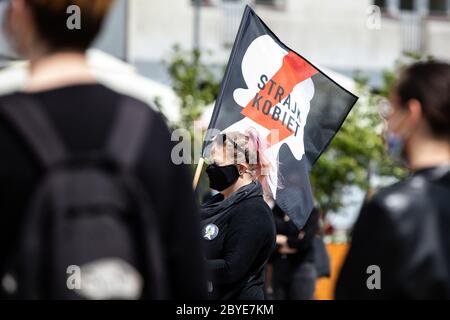 Bialystok, Polen. Juni 2020. Eine Frau hält eine Flagge mit einem Streikzeichen für Frauen während der Demonstration.der Tod von George Floyd, während in der Obhut der Minneapolis-Polizei hat Proteste in den Vereinigten Staaten ausgelöst, sowie Demonstrationen der Solidarität auf der ganzen Welt. Kredit: Mikolaj Barbanell/SOPA Images/ZUMA Wire/Alamy Live News Stockfoto