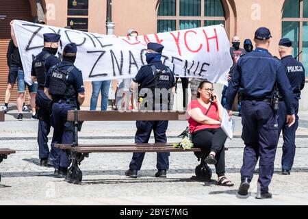 Bialystok, Polen. Juni 2020. Polizisten blockieren die Gegendemonstration.der Tod von George Floyd, während in der Obhut der Minneapolis-Polizei hat Proteste in den Vereinigten Staaten ausgelöst, sowie Demonstrationen der Solidarität auf der ganzen Welt. Kredit: Mikolaj Barbanell/SOPA Images/ZUMA Wire/Alamy Live News Stockfoto