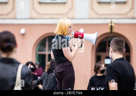 Bialystok, Polen. Juni 2020. Ein Protestler spricht die Menge auf einem Megaphon während der Demonstration an.der Tod von George Floyd, während in der Obhut der Minneapolis-Polizei hat Proteste in den Vereinigten Staaten sowie Demonstrationen der Solidarität auf der ganzen Welt ausgelöst. Kredit: Mikolaj Barbanell/SOPA Images/ZUMA Wire/Alamy Live News Stockfoto