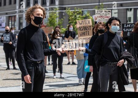 Bialystok, Polen. Juni 2020. Protestierende halten ein Plakat, das BLM während der Demonstration sagt.der Tod von George Floyd, während in der Obhut der Minneapolis-Polizei hat Proteste in den Vereinigten Staaten sowie Demonstrationen der Solidarität auf der ganzen Welt ausgelöst. Kredit: Mikolaj Barbanell/SOPA Images/ZUMA Wire/Alamy Live News Stockfoto