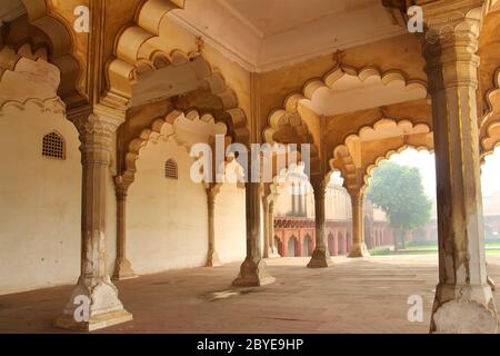 Spalten im Palast - Agra fort Stockfoto