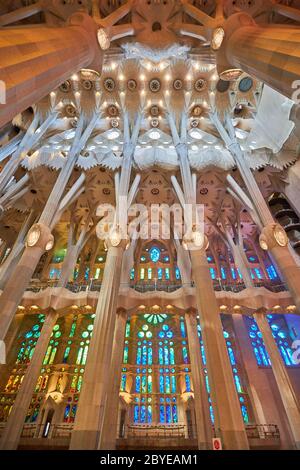 Auf der einen Seite der Sagrada Familia nutzen die Buntglasfenster die untergehende Sonne, mit warmen Rot-, Orangen- und Gelbtönen. Die andere Seite ist rückg Stockfoto