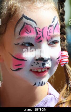 Nettes kleines Mädchen mit Katze Make-up Stockfoto