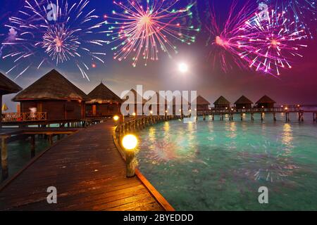 Festliches Silvester Feuerwerk über dem tropischen isl Stockfoto