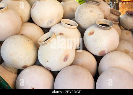 Viele Tontöpfe in indien Stockfoto