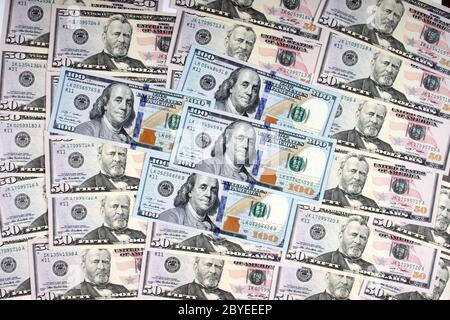 Hundert Dollar-Rechnungen fünfzig Dollar-Rechnungen Hintergrund Stockfoto