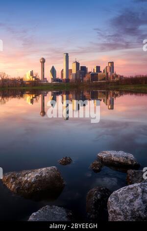 Dallas City Skyline bei Sonnenuntergang. Schöner Sonnenuntergang nach einem starken Regen in Nord-Texas. Spiegelung der Innenstadt vom Trinity River. Stockfoto