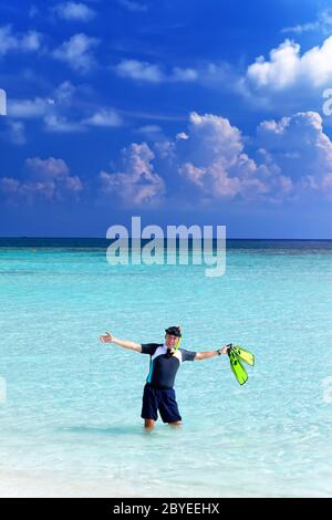 Mann mit der Ausrüstung für ein Schnorcheln im Meer Stockfoto