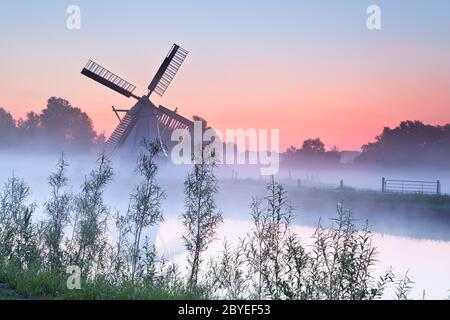 Charmante holländische Windmühle bei Sonnenaufgang Stockfoto