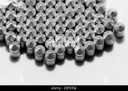 Pistole Kugeln auf weißem Hintergrund Stockfoto