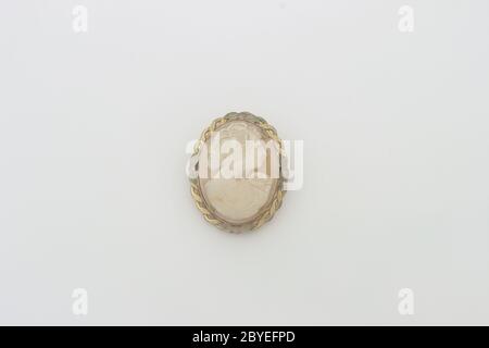 Echte geschnitzte Schale Cameo vergoldet Rahmen mit echten Gold Akzente Vintage Brosche Pin Schmuck Stockfoto