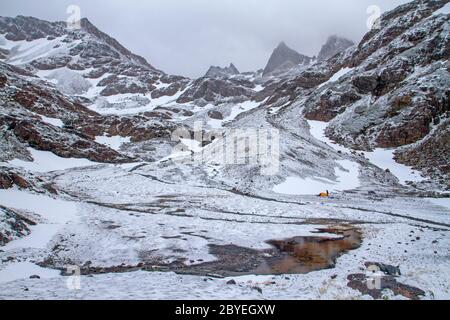 Verschneite Camps in den Dientes de Navarino Bergen auf der Isla Navarino Stockfoto