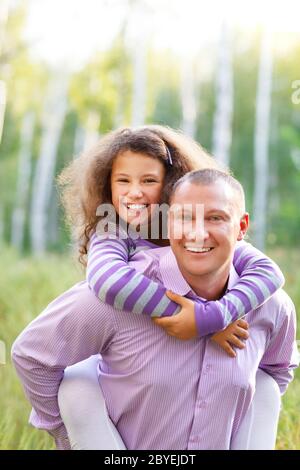 Glücklicher junger Vater mit Tochter im Freien Stockfoto