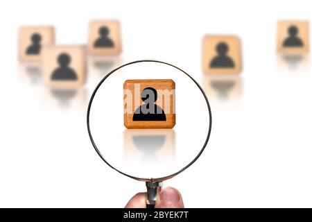 Konzept der Suche nach einer Person, Talent, potenziellen Mitarbeiter mit Lupe. Stockfoto
