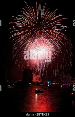 große bunte Feuerwerk über Chaophraya River Bangkok am Vatertag, Bangkok Thailand Stockfoto