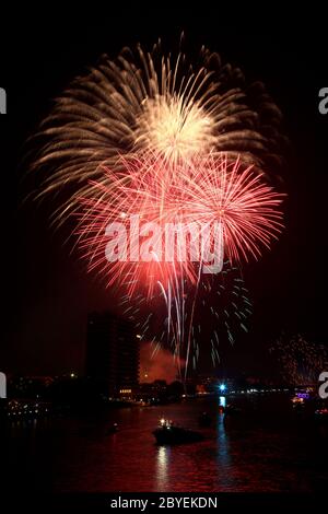 große rote Feuerwerk über Chaophraya River Bangkok am Vatertag, Bangkok Thailand Stockfoto