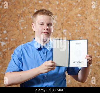 Schüler mit dem Zertifikat über die Fertigstellung der Stockfoto