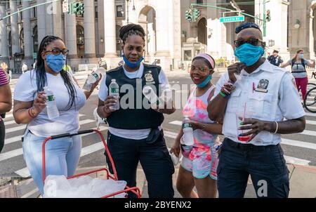 New York, NY - 9. Juni 2020: Freiwillige verteilen kostenlose Wasserflaschen für Demonstranten bei Kundgebung und marsch gegen Polizeibrutalität unter dem Motto Black Lives Matter im Rathaus Stockfoto