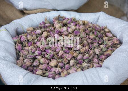 Ein Haufen getrockneter Rosen Knospen, für Rose-Tee, verkauft in der Mahane Yehuda Markt, Jerusalem, Israel Stockfoto