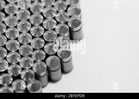 Pistole Kugeln auf weißem Hintergrund Stockfoto