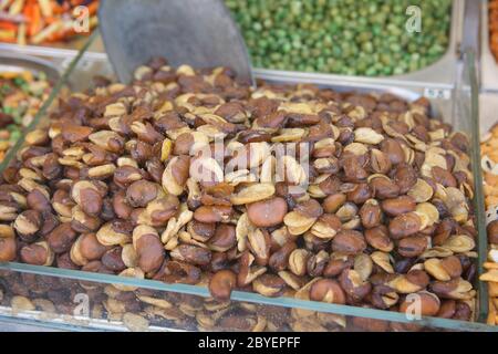 Ein Stapel von traditionellen gerösteten knusprig gesalzenen Bohnen von Vicia Faba, auf dem Mahane Yehuda Markt, Jerusalem, Israel Stockfoto