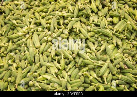 Stapel von Okra-Samenschoten, präsentiert zum Verkauf auf dem Mahane Yehuda Markt, Jerusalem Stockfoto