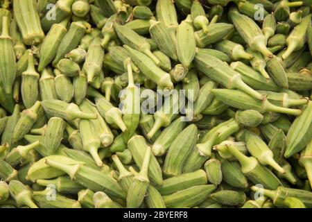 Stapel von Okra-Samenschoten, präsentiert zum Verkauf auf dem Mahane Yehuda Markt, Jerusalem Stockfoto