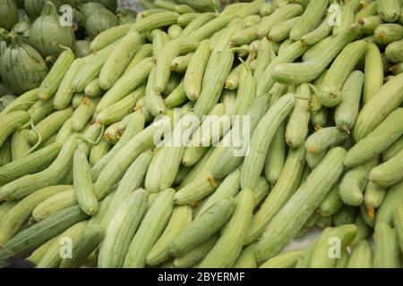 Ein Stapel frischer armenischer Gurken (Cucumis melo var. flexuosus) zum Verkauf auf dem Mahane Yehuda Markt, Jerusalem, Israel Stockfoto