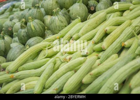 Ein Stapel frischer armenischer Gurken (Cucumis melo var. flexuosus) zum Verkauf auf dem Mahane Yehuda Markt, Jerusalem, Israel Stockfoto