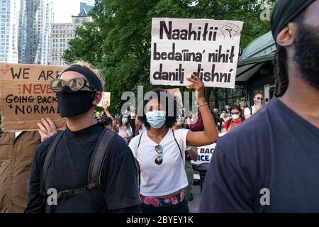 New York, Usa. Juni 2020. Hunderte von Menschen versammeln sich am 9. Juni 2020 zur Kundgebung und zum marsch gegen die Polizeibrutalität unter dem Motto Black Lives Matter im Rathaus von New York. Menschen tauchten auf, um für Gerechtigkeit für schwarze Amerikaner zu protestieren. Proteste in den USA wurden durch den Tod von George Floyd durch die Polizei ausgelöst. (Foto von Lev Radin/Sipa USA) Quelle: SIPA USA/Alamy Live News Stockfoto