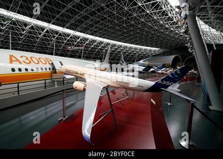 Ein Modell des Airbus A350 mit einem Airbus A300B Großraumflugzeug im Hintergrund.Musée Aeroscopia Museum.Blagnac.Toulouse.Haute-Garonne.Occitanie.Frankreich