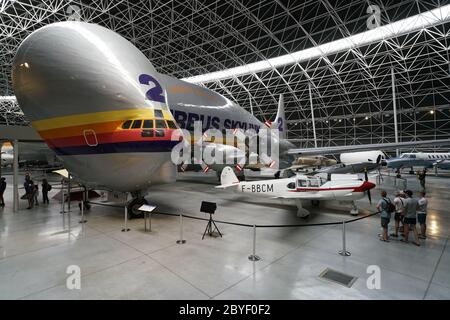 Ein Aero Spacelines Super Guppy mit anderen Flugzeugen Display im Museum Aeroscopia Museum.Blagnac.Toulouse.Haute-Garonne.Occitanie.France Stockfoto