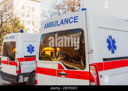 Zaporozhye/Ukraine - November 08 2019 : moderner Krankenwagen. Rückansicht eines Sanitätswagens. Stockfoto